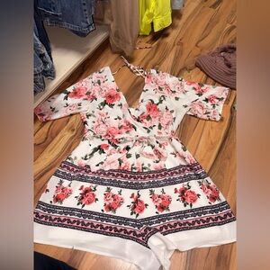 Women’s Floral V-Neck shorts romper